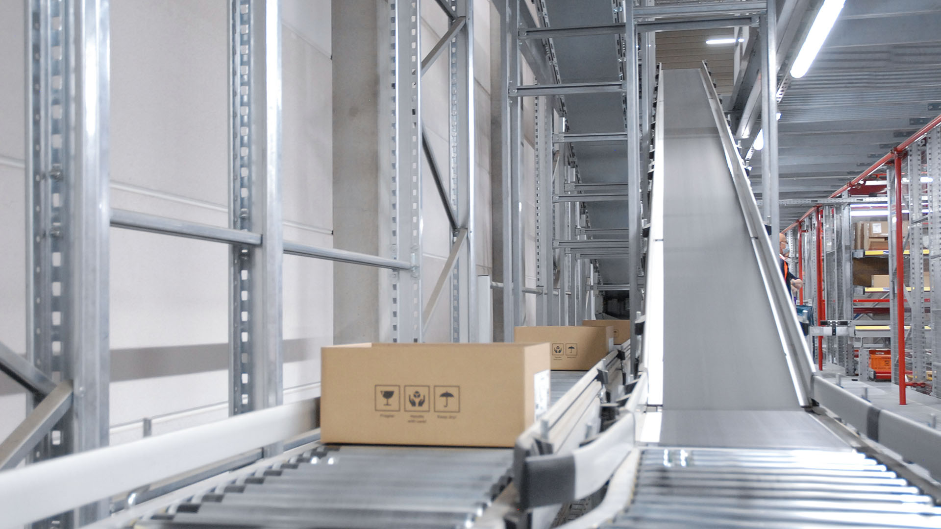 picture-mfi-industry-logistics-distribution-conveyor-technology